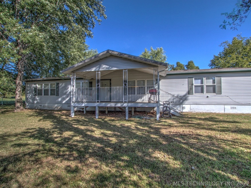 Welcome to this lovely double wide mobile home loc
