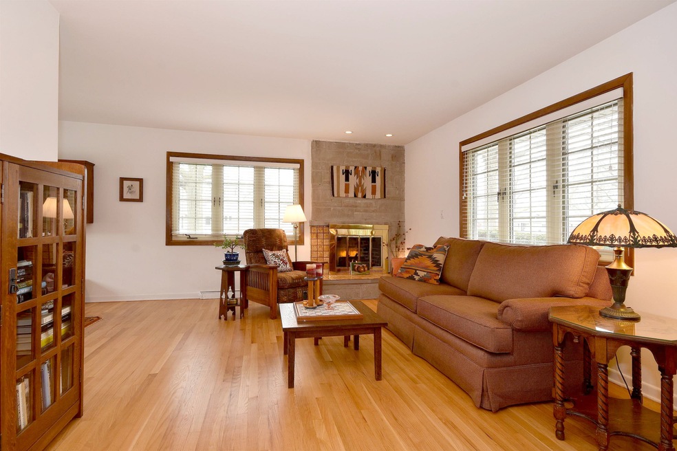 561 E Park Ave, Elmhurst, IL 60126 - photo 1