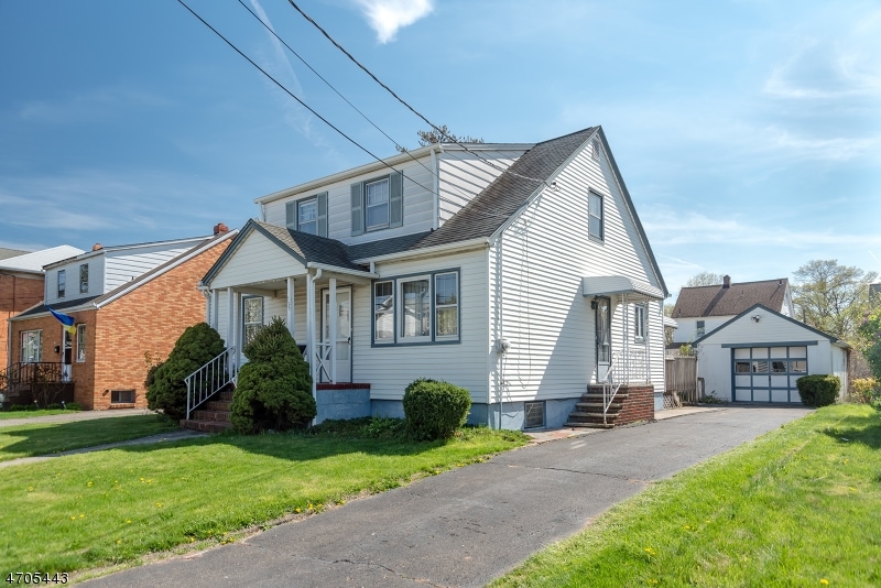 723 Roosevelt Ave, Carteret, NJ 07008 - photo 1