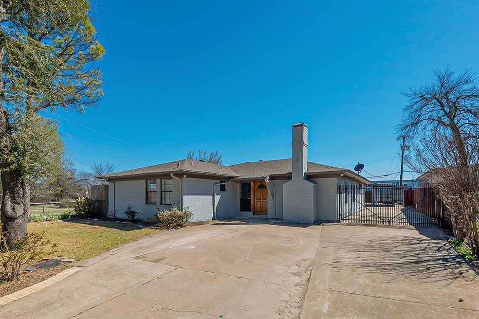 301 Bennie Ln, Grand Prairie, TX 75051 - photo 1