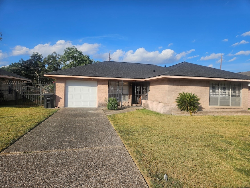 2810 Monticello Dr, Houston, TX 77045 - photo 1