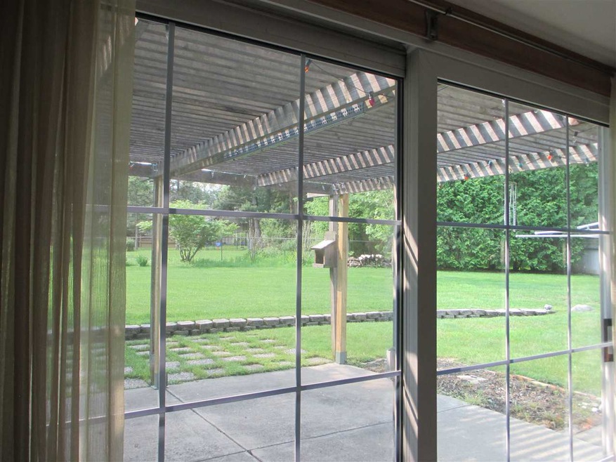 439 Dutch Mill Ct, Flushing, MI 48433 - photo 1