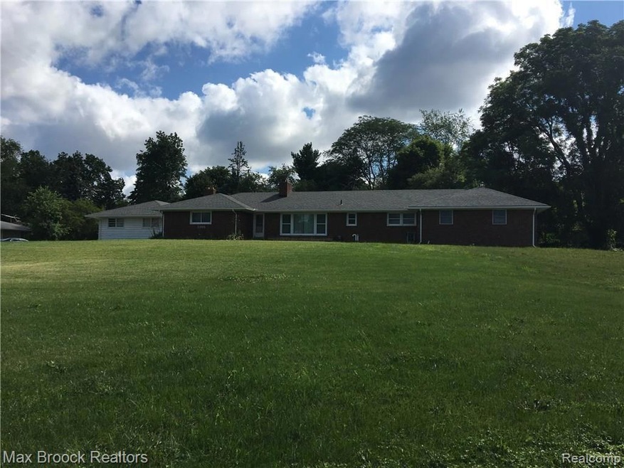 1705 Winthrop Rd, Bloomfield Hills, MI 48302 - photo 1