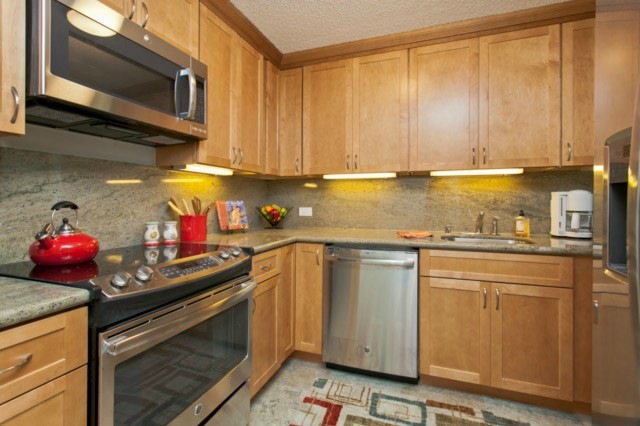 New kitchen with beautiful granite backsplash and