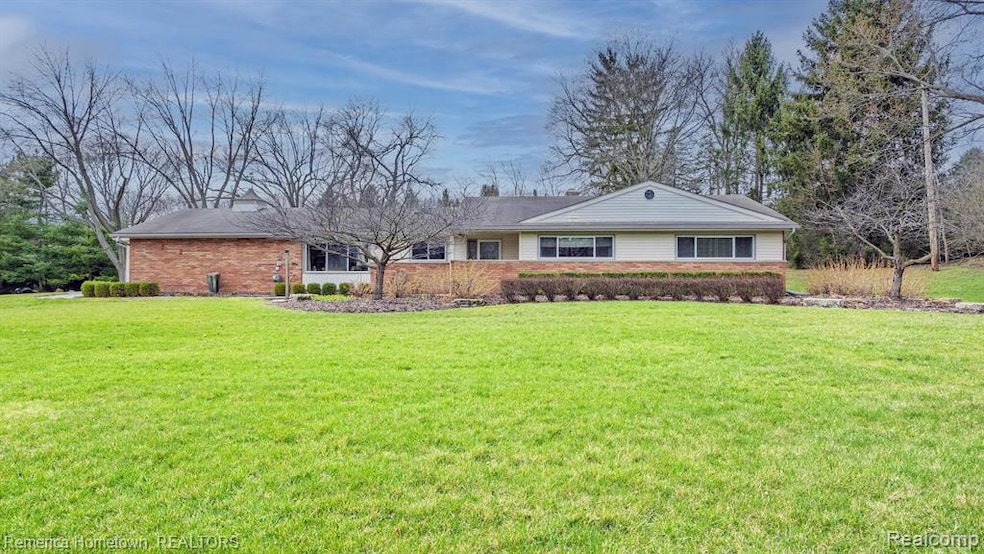 4360 Squirrel Rd, Bloomfield Hills, MI 48304 - photo 1