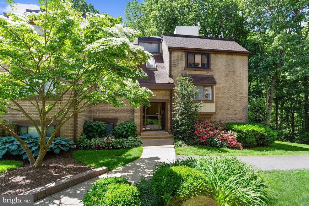 1664 Parkcrest Cir unit 301, Reston, VA 20190 - photo 1