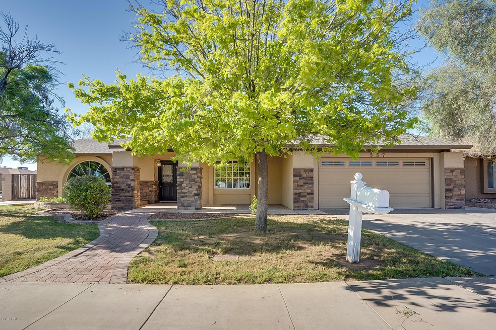 557 W Los Lagos Vista Ave, Mesa, AZ 85210 - photo 1