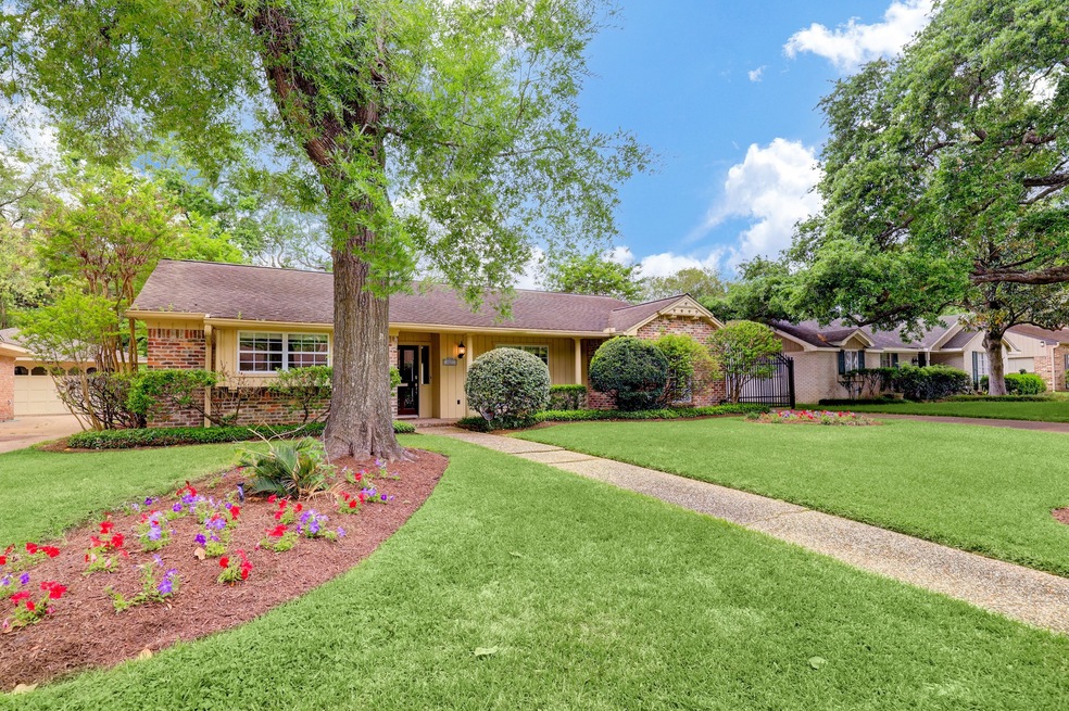 10011 Overbrook Ln, Houston, TX 77042 - photo 1