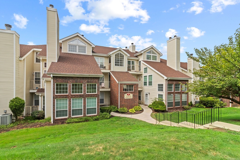 128 Carriage Crossing Ln, Middletown, CT 06457 - photo 1