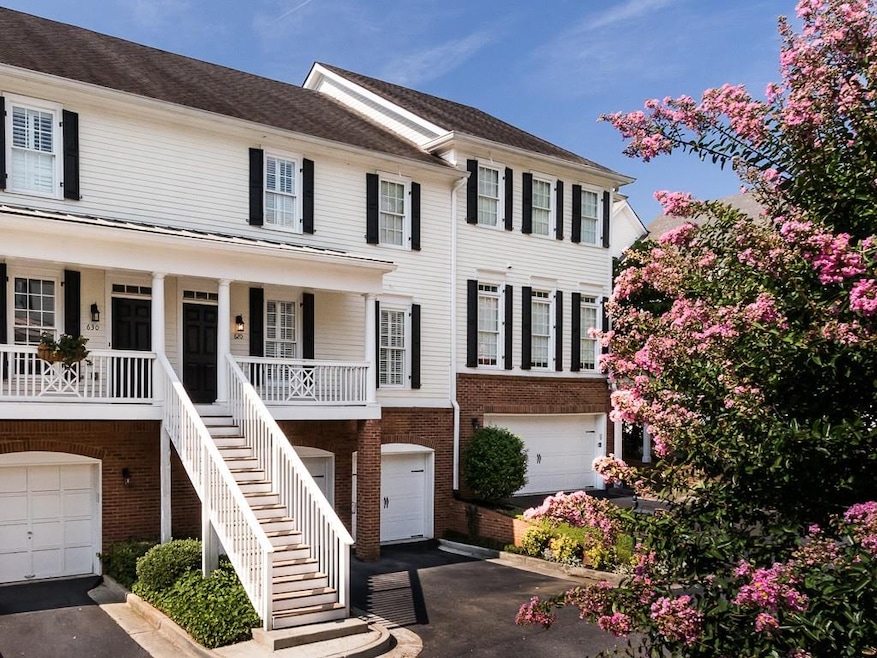Picturesque townhome walking distance to downtown 
