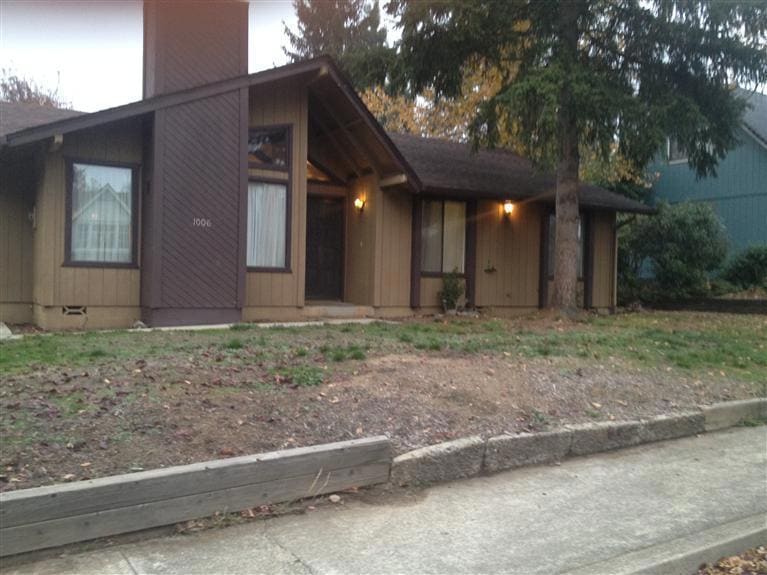 1006 NE Dewey Dr, Grants Pass, OR 97526 - photo 1