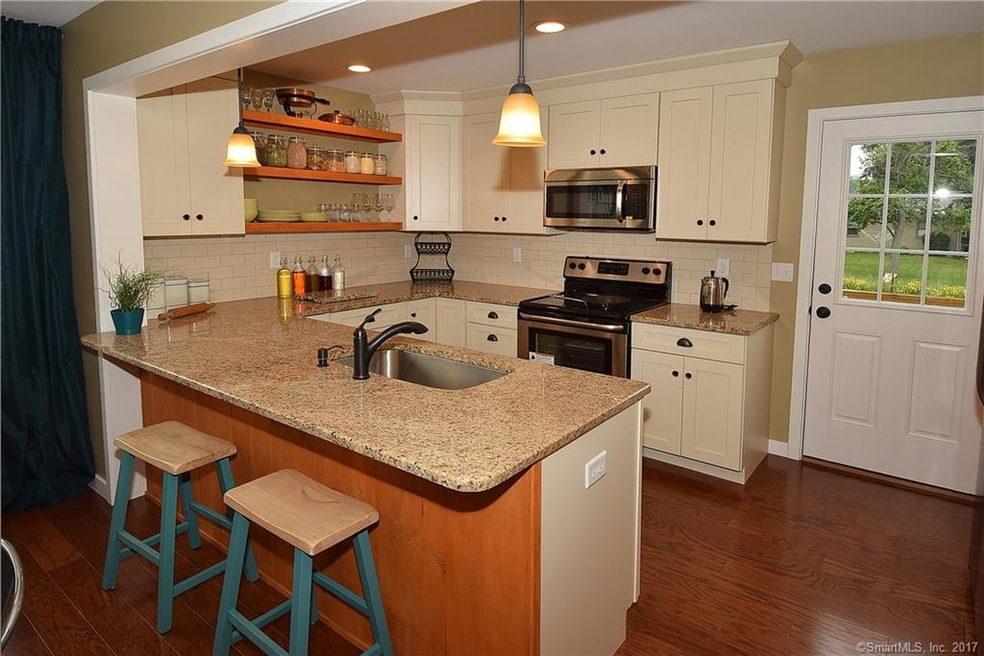 Gorgeous new kitchen, granite counters, tile backs