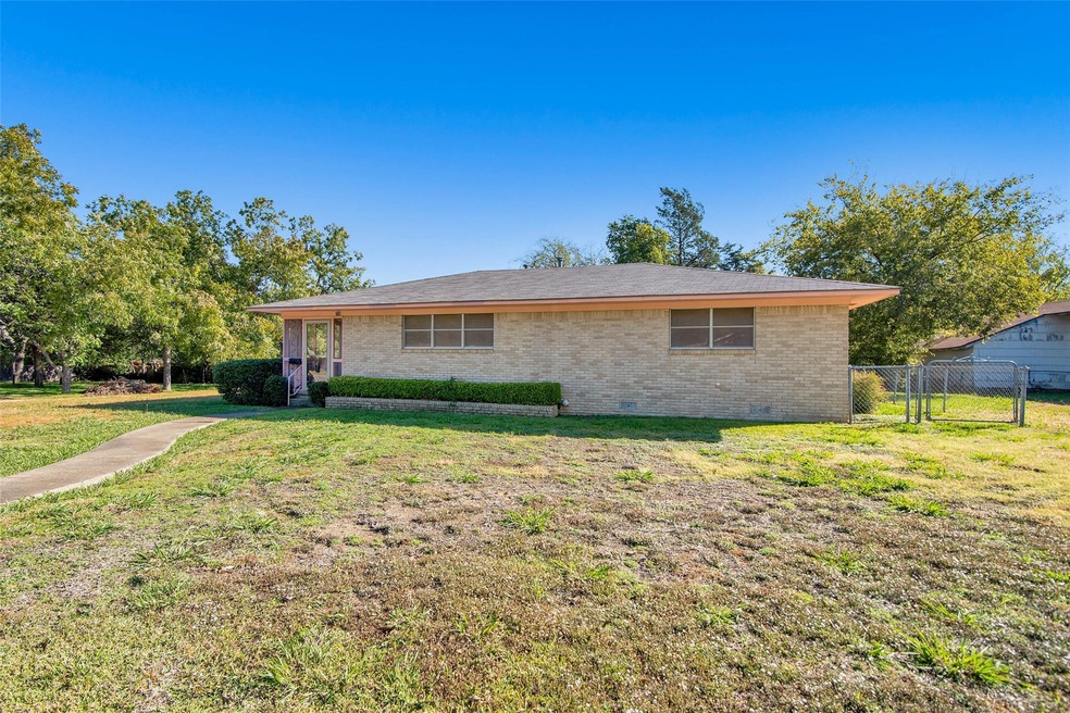 720 N Chandler Ave, Denison, TX 75020 - photo 1