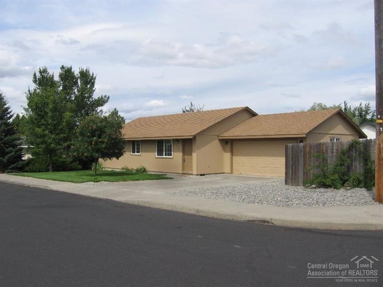 2132 SW 33rd St, Redmond, OR 97756 - photo 1