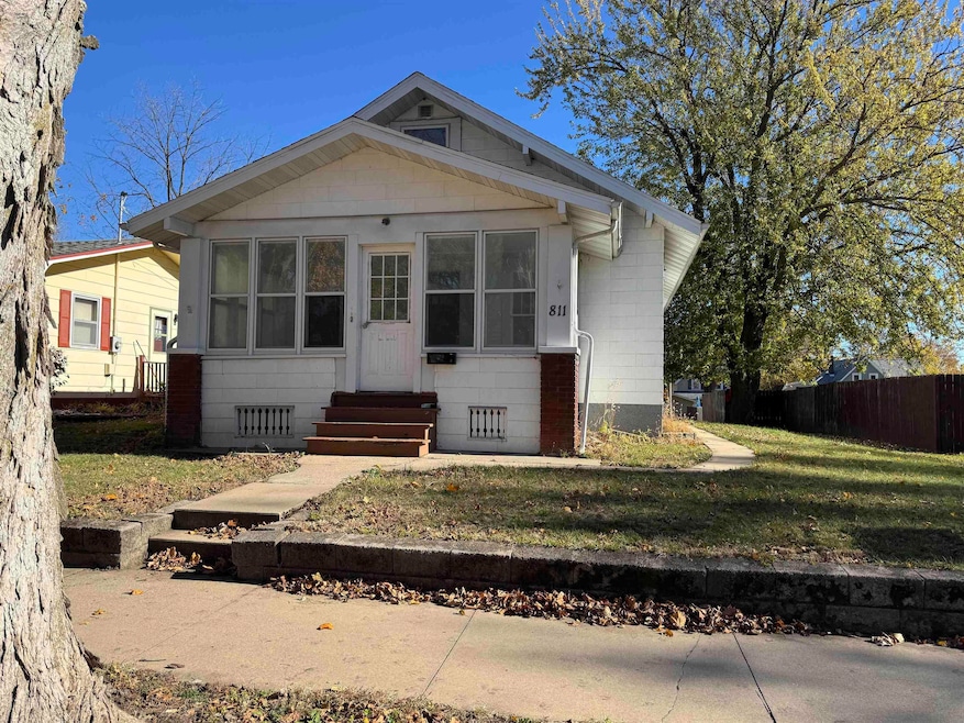 811 1st Ave NE, Oelwein, IA 50662 - photo 1