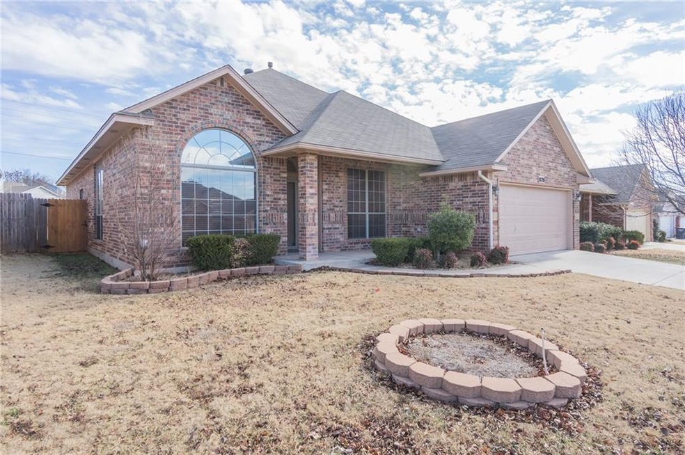 828 Elm Creek Dr, Moore, OK 73160 - photo 1