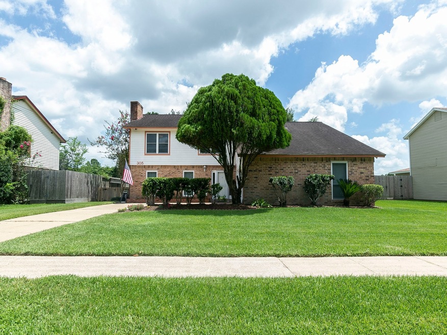 305 E Castle Harbour Dr, Friendswood, TX 77546 - photo 1