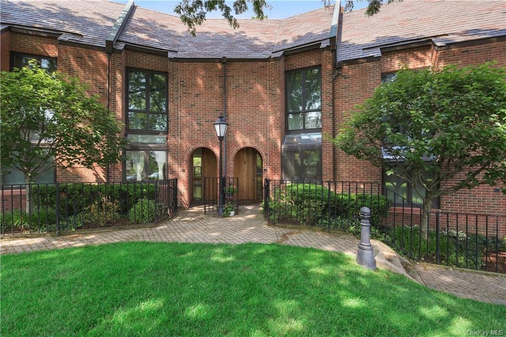 25 Gramatan Ct, Bronxville, NY 10708 - photo 1