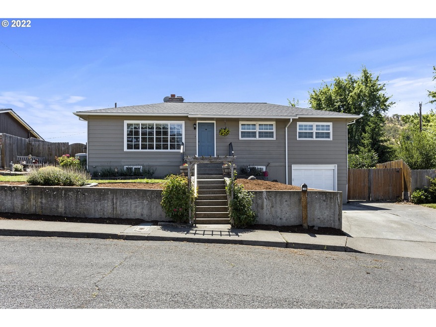 720 E 19th St, the Dalles, OR 97058 - photo 1
