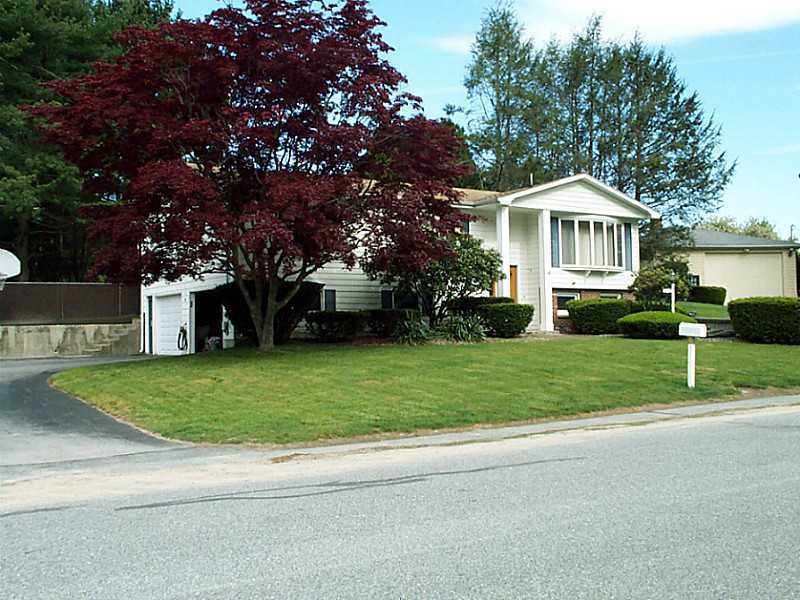 32 Roger Williams Dr, Greenville, RI 02828 - photo 1