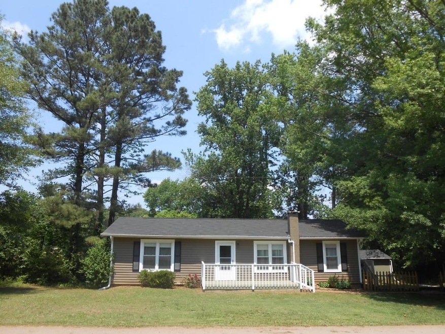 Great little home in super convenient area to shop