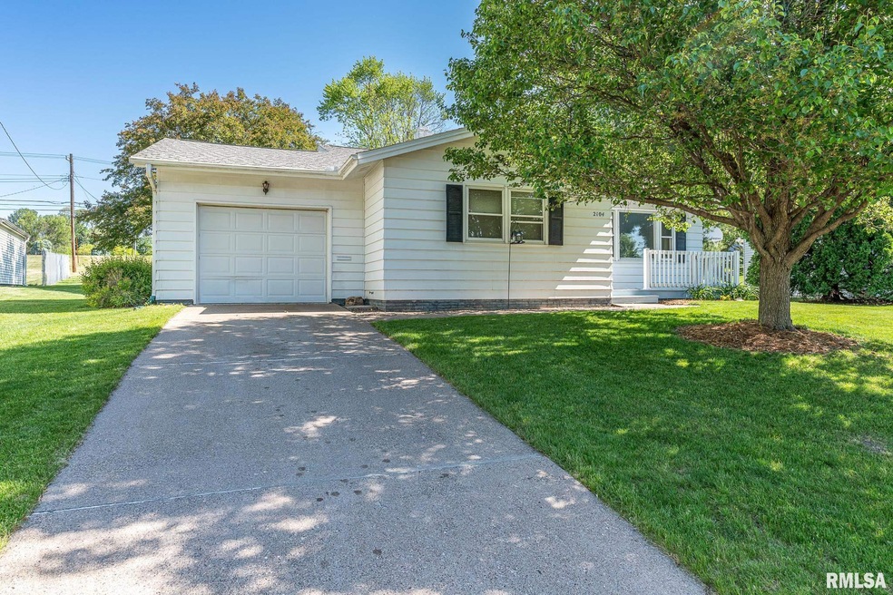 2104 W 38th Place, Davenport, IA 52806 - photo 1