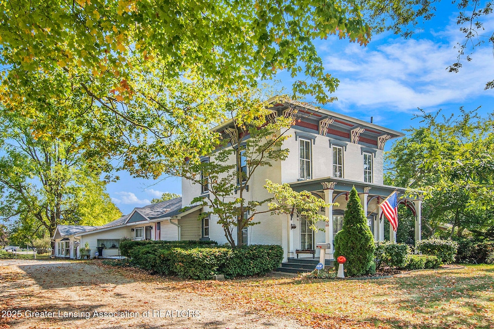 812 N Clinton St, Grand Ledge, MI 48837 - photo 1