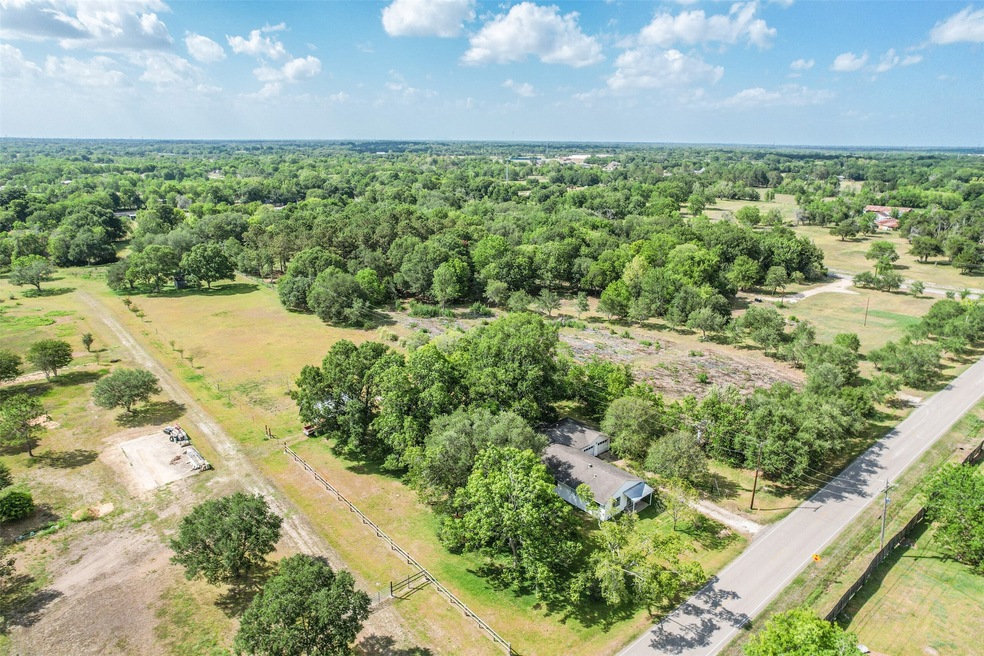 852 Davis Bend Rd, Alvin, TX 77511 - photo 1