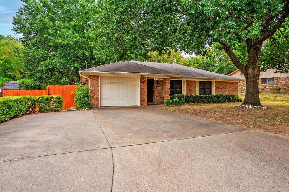 1019 Oak Ridge Dr, Denison, TX 75020 - photo 1