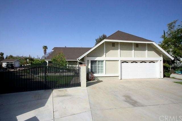 Front with locking gates to RV area