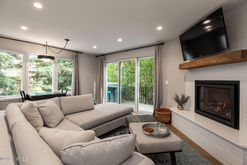 212_eagle_rd_interior_living
