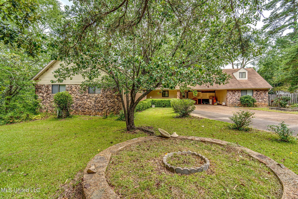 102 Lakeview Cir