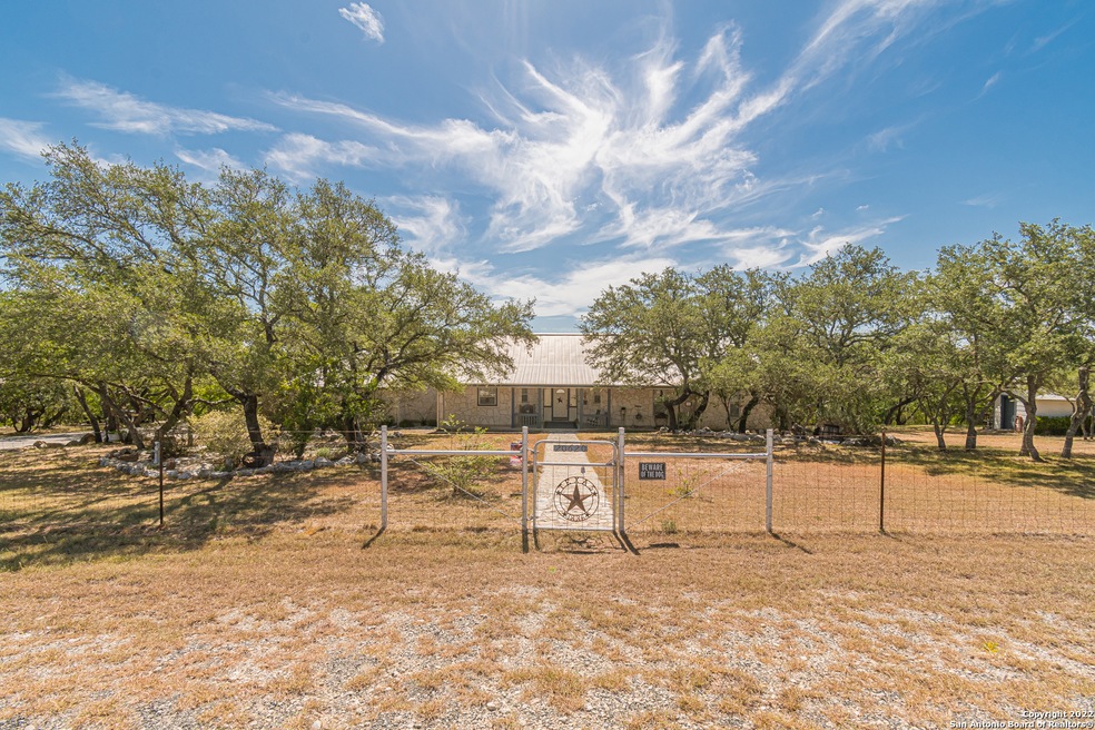 20620 Low Bluff Rd, Helotes, TX 78023 - photo 1