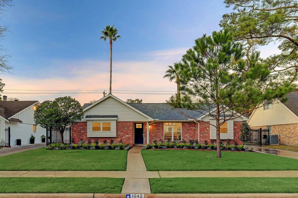 1042 Chantilly Ln, Houston, TX 77018 - photo 1