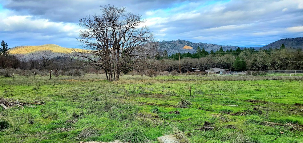 6225 Kentucky Dr, Central Point, OR 97502 - photo 1