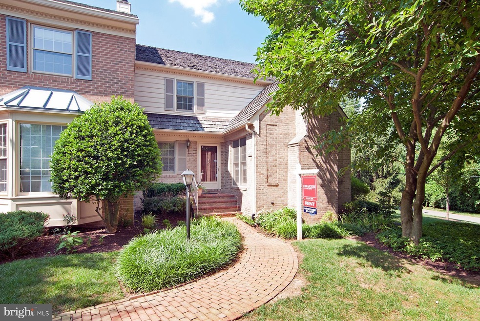 10829 Brewer House Rd, Rockville, MD 20852 - photo 1