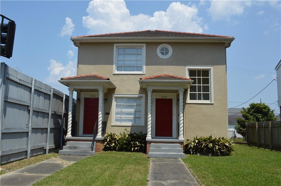 Stucco house, centrally located.