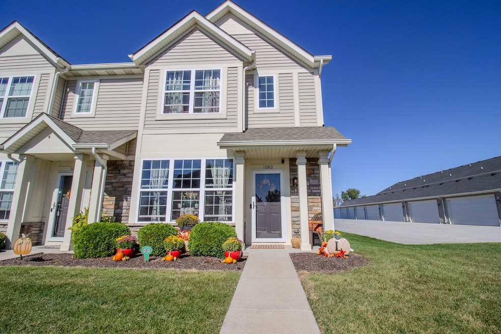 Listing pic, front no cars