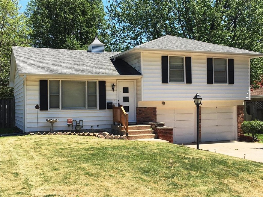 Low maintenance vinyl siding, new porch railing, 3