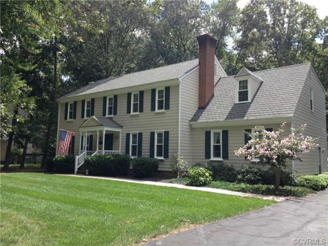Meticulously maintained colonial in the desirable 