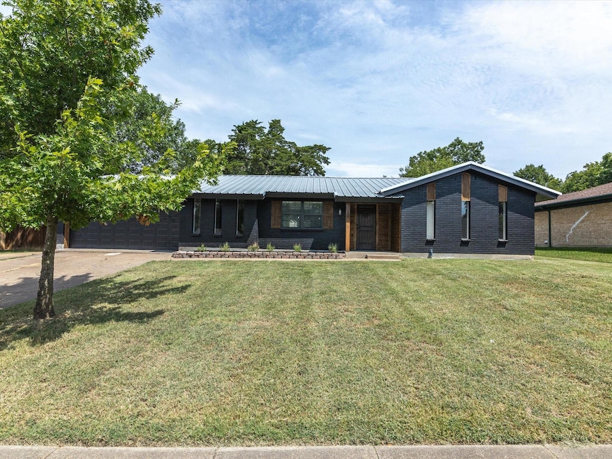 2303 Woodlawn Dr, Ennis, TX 75119 - photo 1