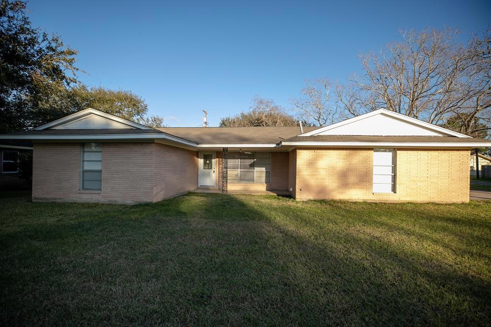 200 Lindsey Ave, Bay City, TX 77414 - photo 1