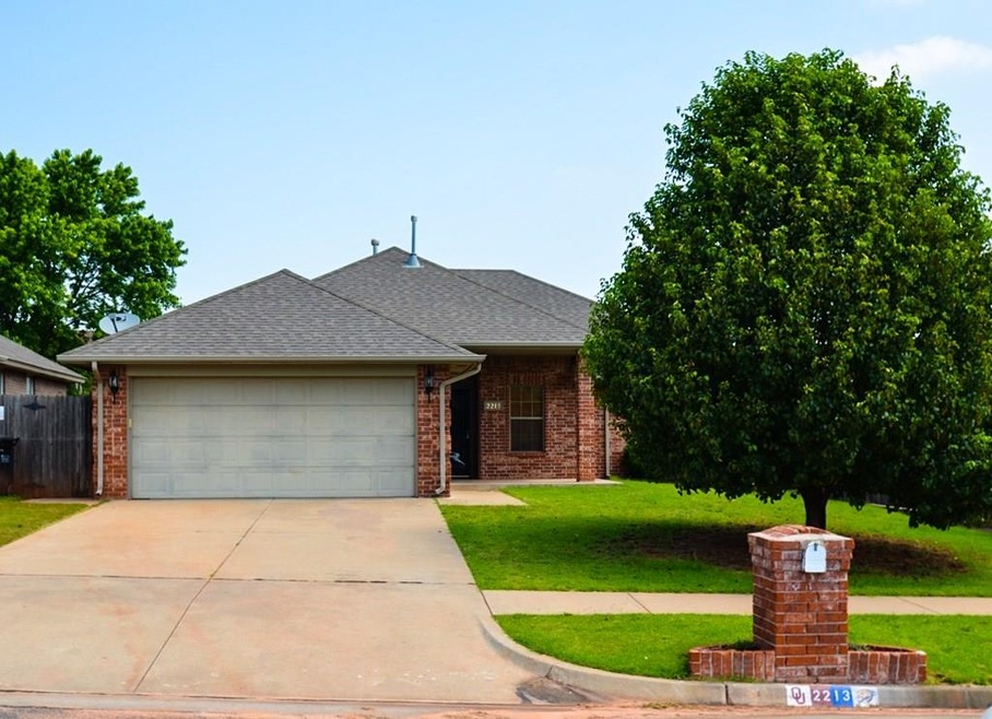 2213 NE 7th St, Moore, OK 73160 - photo 1