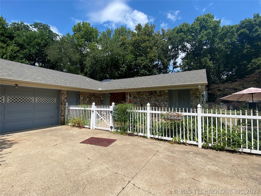 2352 London Ln, Bartlesville, OK 74006 - photo 1