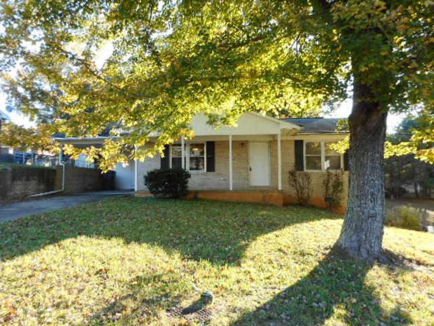 521 Staples St, Reidsville, NC 27320 - photo 1