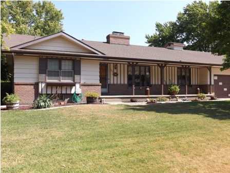Great south Newton neighborhood. Large lot, great 