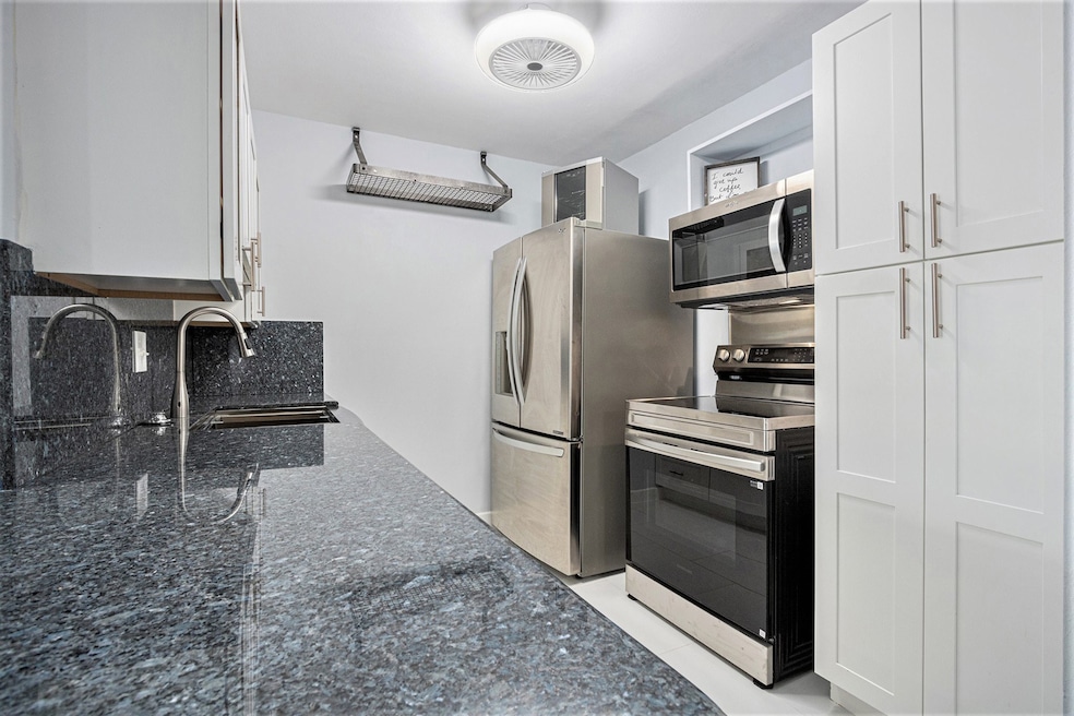 4633 Wild Indigo St unit 536, Houston, TX 77027 - photo 1