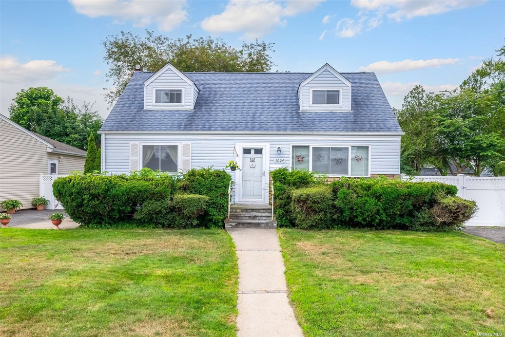 1024 N Greene Ave, Lindenhurst, NY 11757 - photo 1