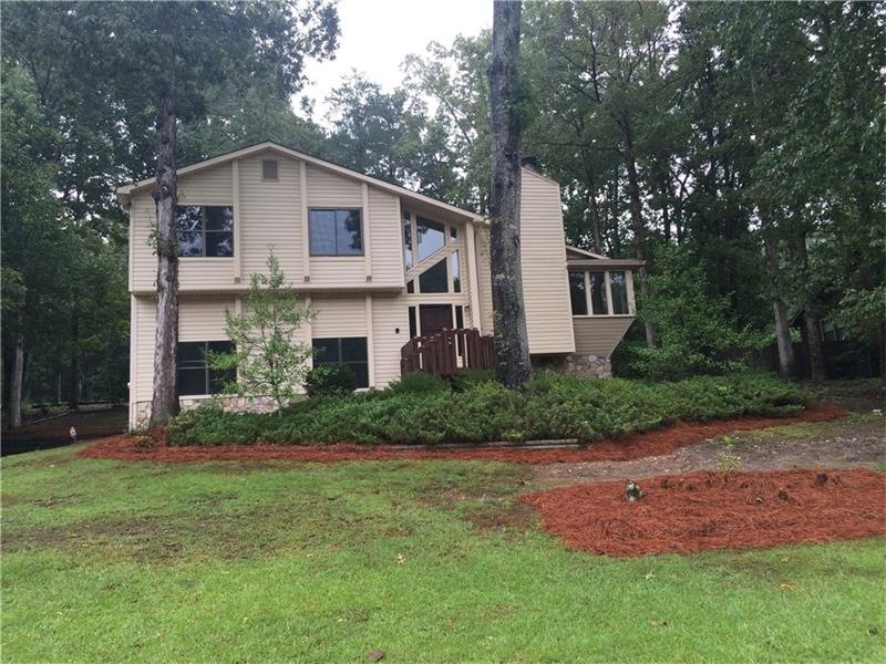 Welcome Home to 1960 Oakleaf Lane