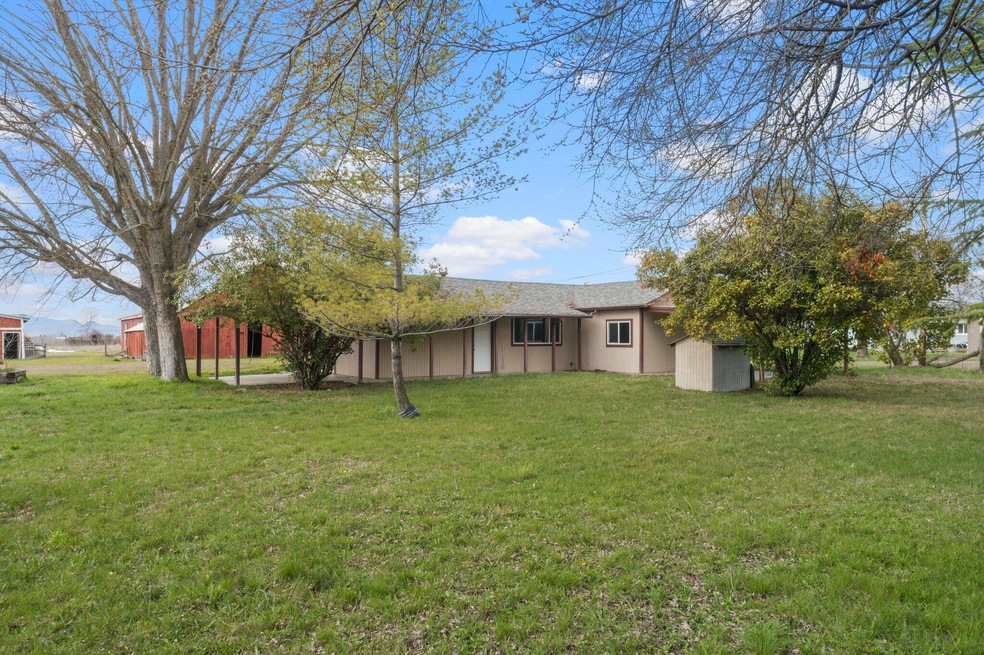 5621 Mcloughlin Dr, Central Point, OR 97502 - photo 1